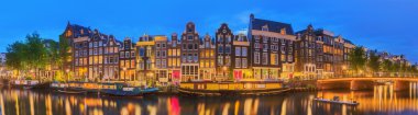 Amstel Nehri, kanallar ve gece manzarası güzel Amsterdam şehir. Hollanda