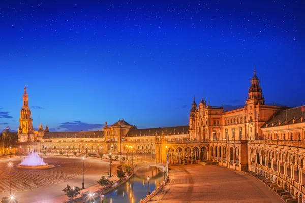 Vista de la Plaza de España al atardecer, hito en el estilo renacentista, Sevilla, España — Foto de Stock