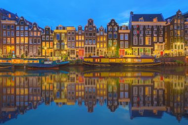 Amstel Nehri, kanallar ve gece manzarası güzel Amsterdam şehir. Hollanda