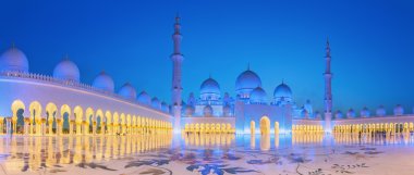 Büyük Sheik Zayed Camisi alacakaranlıkta, Abu-Dabi