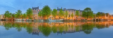 Panoramik ve tekneler, eski binalar ve Amstel Nehri'ne, Felemenk, Hollanda Amsterdam cityscape
