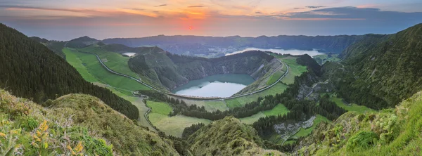 Berglandskap med Fotvandring spår och utsikt över vackra sjöar, Ponta Delgada, Sao Miguel Island, Azorerna, Portugal — Stockfoto