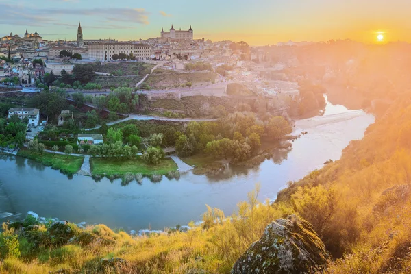 Panoramisch zicht van de oude stad en Alcazar op een heuvel over de rivier Taag, Castilla la Mancha, Toledo, Spanje — Stockfoto