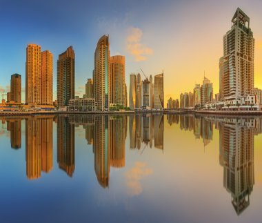 Görünümü ile yat, Dubai, Birleşik Arap Emirlikleri Dubai Marina Körfezi