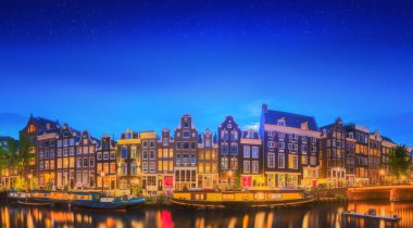 Amstel Nehri, kanallar ve gece manzarası güzel Amsterdam şehir. Hollanda