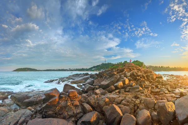 Романтичний недоторканою тропічний пляж на захід сонця, Шрі-Ланка — стокове фото