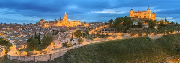 Vista panorámica de la ciudad antigua y Alcázar en una colina sobre el río Tajo, Castilla la Mancha, Toledo, España — Foto de Stock
