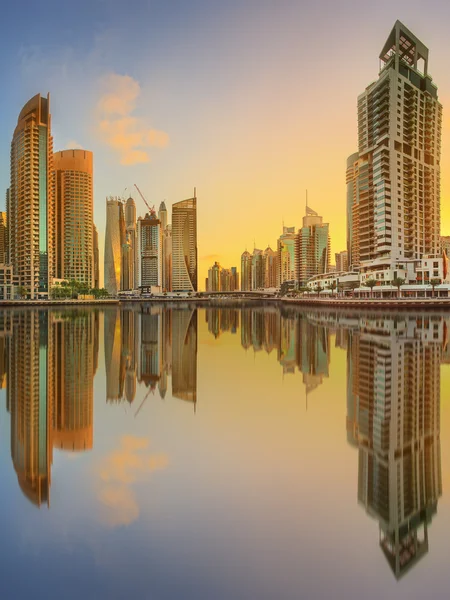 Vista panorâmica da baía de Dubai Marina com iate e céu nublado, Dubai, Emirados Árabes Unidos — Fotografia de Stock
