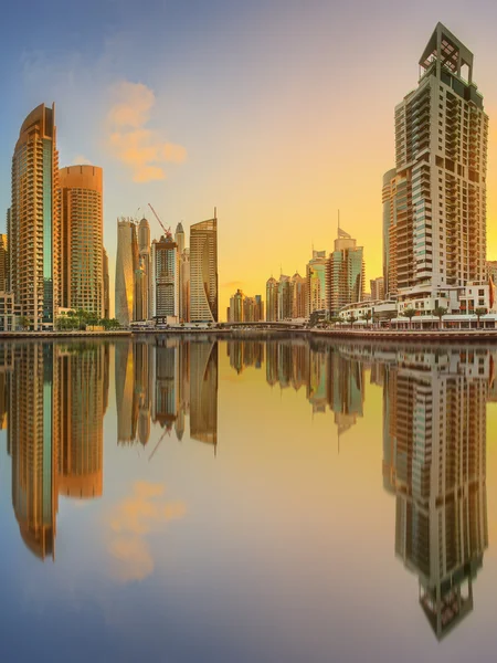 Vista panorámica de la bahía de Dubai Marina con yate y cielo nublado, Dubai, Emiratos Árabes Unidos —  Fotos de Stock