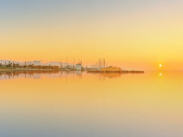 Playa de la Barceloneta en Barcelona al amanecer — Foto de Stock