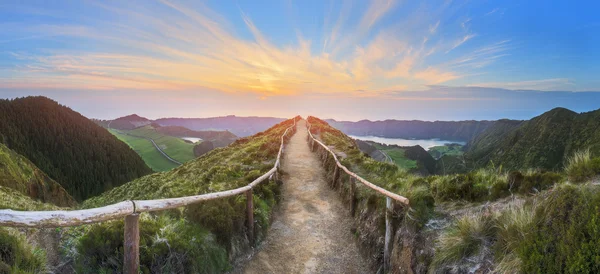 ハイキング歩道、美しい湖、ポンタ ・ デルガダ、サン ・ ミゲル島、アゾレス諸島、ポルトガルの山の風景 — ストック写真