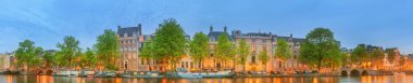 Panoramik ve tekneler, eski binalar ve Amstel Nehri'ne, Felemenk, Hollanda Amsterdam cityscape
