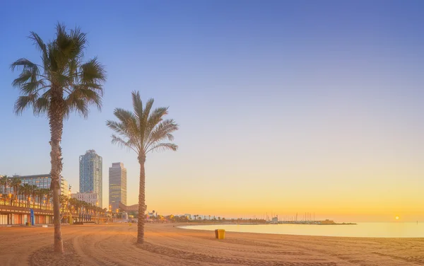 Barceloneta Strand in Barcelona bei Sonnenaufgang — Stockfoto