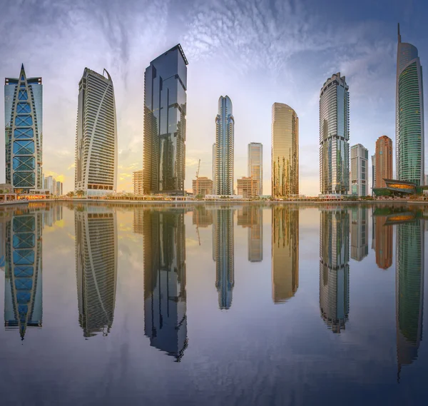 Vue panoramique sur la baie d'affaires et la tour du lac, reflet dans une rivière, Dubaï EAU — Photo