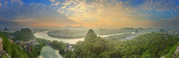 Guilin, Li-ťiang a kras hory krajina. Nachází se v blízkosti Yangshuo County, provincii Kuang-si, Čína — Stock fotografie