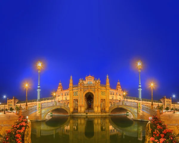 Uitzicht over bruggen en lichten in Spanje plein bij avond, mijlpaal in de Revival van de Renaissance stijl, Sevilla, Andalusie, Spanje — Stockfoto