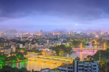 Guilin, Li Nehri ve karstik Dağları'nın peyzaj. Yangshuo İlçesi, Guangxi eyaleti, Çin yer alan