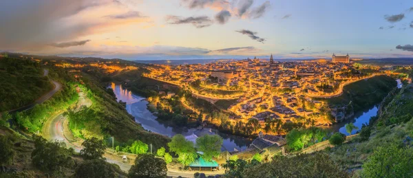 Vue nocturne du paysage urbain de Tolède et du Tage depuis la colline, Castilla la Mancha, Espagne — Photo