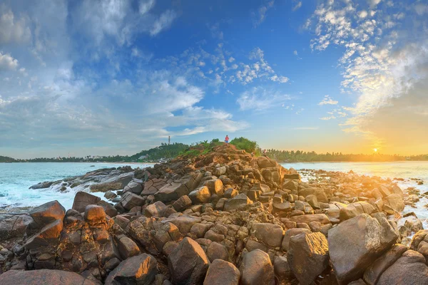 Романтичний недоторканою тропічний пляж на захід сонця, Шрі-Ланка — стокове фото