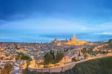 Antik kenti ve Alcazar panoramik manzaralı bir tepede üzerinde Tagus Nehri, Castilla la Mancha, Toledo, İspanya