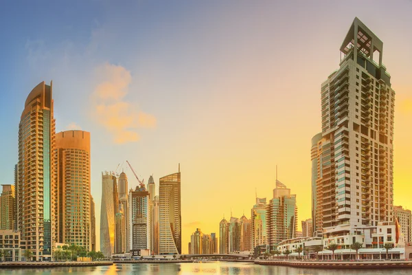 Vista de Dubai Marina bay con yate, Dubai, Emiratos Árabes Unidos — Foto de Stock