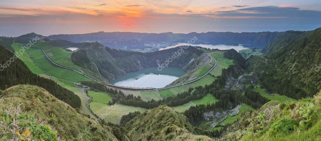 ハイキング歩道、美しい湖、ポンタ ・ デルガダ、サン ・ ミゲル島、アゾレス諸島、ポルトガルの山の風景 — ストック写真 ©