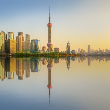 Shanghai ve Huangpu Nehri Cityscape gökdelenler, Çin günbatımı, güzel yansıması üzerinde