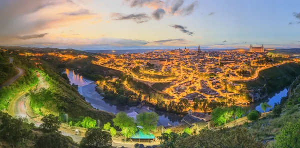 Vue nocturne du paysage urbain de Tolède et du Tage depuis la colline, Castilla la Mancha, Espagne — Photo