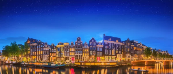 Rivière Amstel, canaux et vue de nuit sur la belle ville d'Amsterdam. Pays Bas — Photo