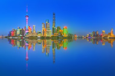 Güzel bir gece Shanghais cityscape Huangpu Nehri, Shanghai, Çin şehir ışıkları ile