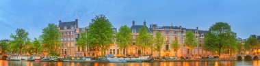 Panoramik ve tekneler, eski binalar ve Amstel Nehri'ne, Felemenk, Hollanda Amsterdam cityscape