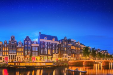 Amstel Nehri, kanallar ve gece manzarası güzel Amsterdam şehir. Hollanda