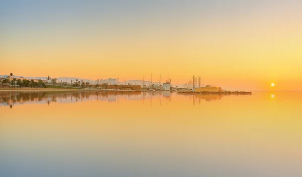 Barceloneta Strand in Barcelona bei Sonnenaufgang — Stockfoto