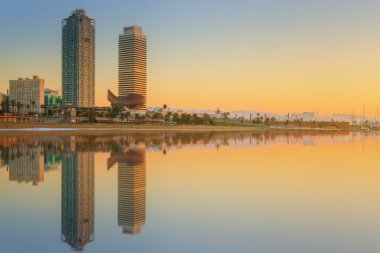 Barcelona'da Barceloneta plaja gündoğumu