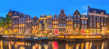 Amstel Nehri, kanallar ve gece manzarası güzel Amsterdam şehir. Hollanda