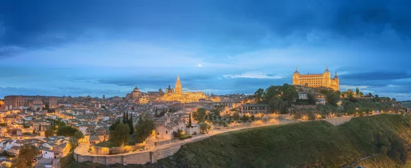 Night view of Toledo cityscape and Tagus River from the hill, Castilla la Mancha, Spain — Stock Photo, Image