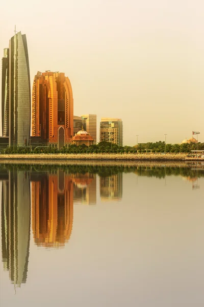 Vista de Abu Dhabi Skyline y Al Bateen marina al atardecer, Emiratos Árabes Unidos — Foto de Stock