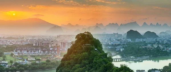 Landschaft aus Guilin, Li-Fluss und Karstbergen. in der Nähe von Yangshuo County, Provinz Guangxi, China — Stockfoto