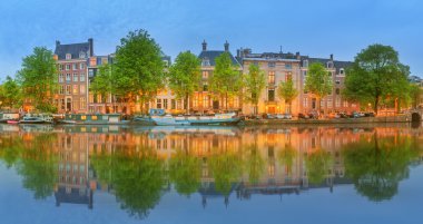 Panoramik ve tekneler, eski binalar ve Amstel Nehri'ne, Felemenk, Hollanda Amsterdam cityscape