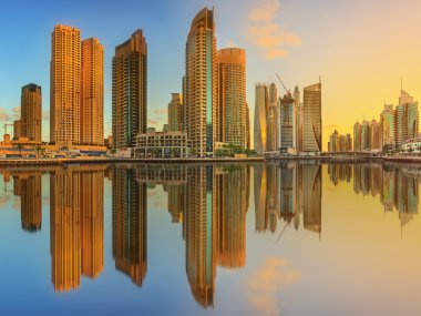 Yat ve bulutlu gökyüzü, Dubai, Birleşik Arap Emirlikleri Dubai Marina Körfezi'nin panoramik görünüm