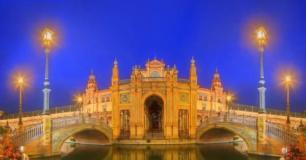 Vista de puentes y luces en la Plaza de España al atardecer, hito en el estilo renacentista, Sevilla, Andalucía, España — Foto de Stock