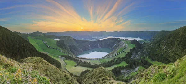 Berglandskap med Fotvandring spår och utsikt över vackra sjöar, Ponta Delgada, Sao Miguel Island, Azorerna, Portugal — Stockfoto