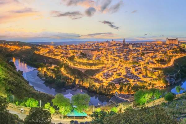 Night view of Toledo cityscape and Tagus River from the hill, Castilla la Mancha, Spain — Stock Photo, Image
