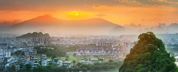 Landschaft aus Guilin, Li-Fluss und Karstbergen. in der Nähe von Yangshuo County, Provinz Guangxi, China — Stockfoto