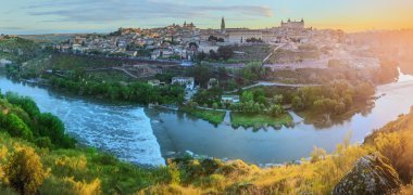 Antik kenti ve Alcazar panoramik manzaralı bir tepede üzerinde Tagus Nehri, Castilla la Mancha, Toledo, İspanya