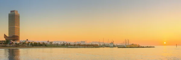 Playa de la Barceloneta en Barcelona al amanecer — Foto de Stock