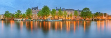 Panoramik ve tekneler, eski binalar ve Amstel Nehri'ne, Felemenk, Hollanda Amsterdam cityscape