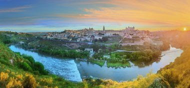 Antik kenti ve Alcazar panoramik manzaralı bir tepede üzerinde Tagus Nehri, Castilla la Mancha, Toledo, İspanya