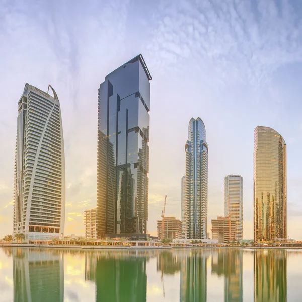 Vue panoramique sur la baie d'affaires et la tour du lac, reflet dans une rivière, Dubaï EAU — Photo
