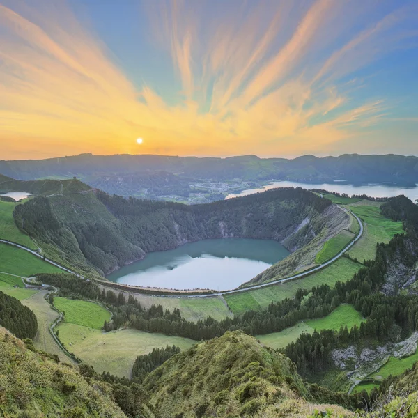 Berglandskap med Fotvandring spår och utsikt över vackra sjöar, Ponta Delgada, Sao Miguel Island, Azorerna, Portugal — Stockfoto